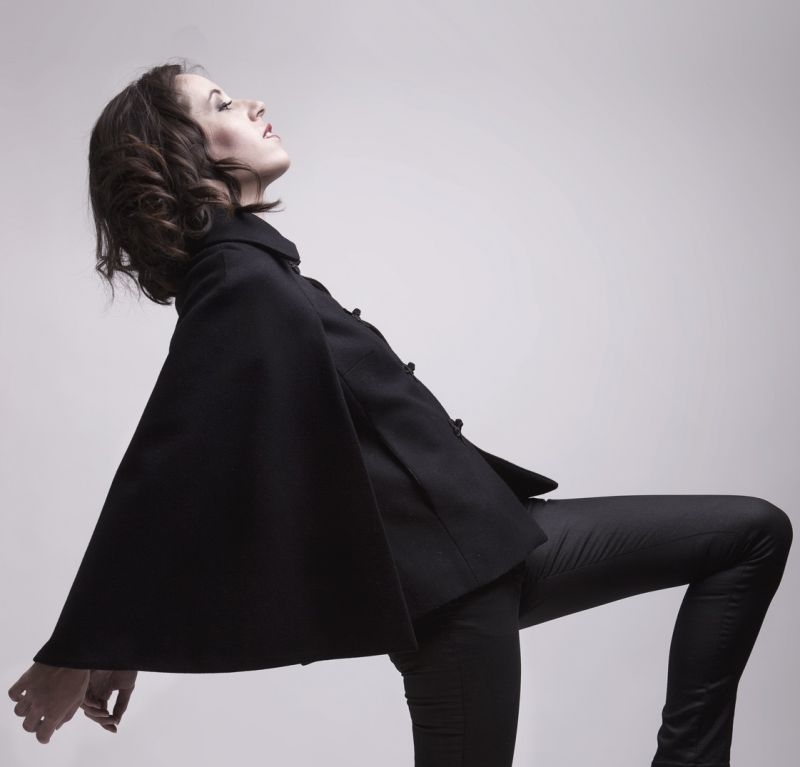 chaqueta capa negra blancaspina